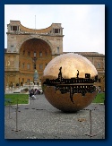 Wereld  in wereld op het Pijnappelplein van het Vaticaans Museum�